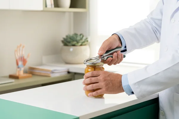 Adaptação de utensílios para reduzir esforço sobre a base do polegar
