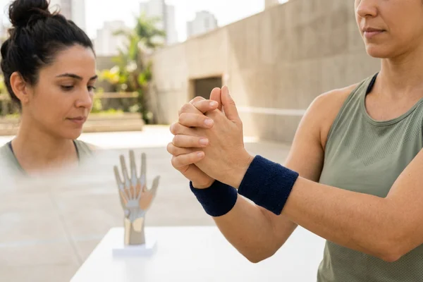 Aquecimento de mãos e punhos antes da prática esportiva