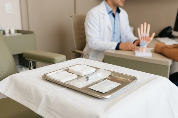 Bandeja organizada para procedimento ambulatorial