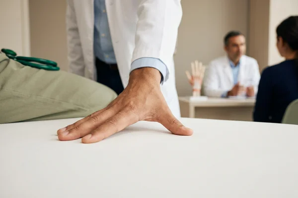 Teste de apoio da mão aberta sobre a mesa