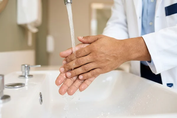 Lavagem com água corrente, primeiro passo diante de um corte na mão