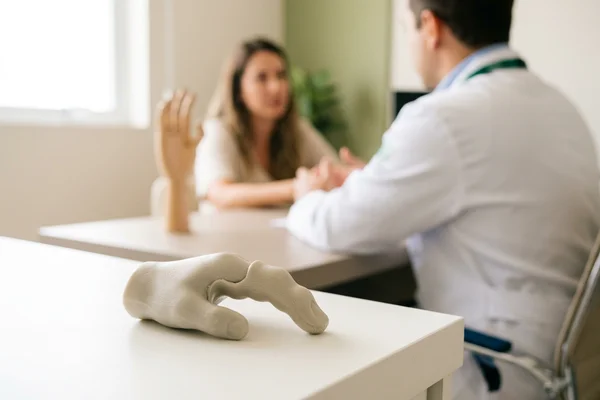 Órtese usada no tratamento conservador do dedo em gatilho