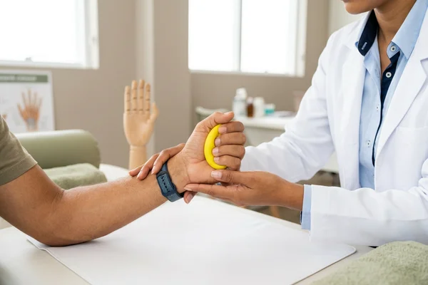 Terapia de mão para manutenção de força e função